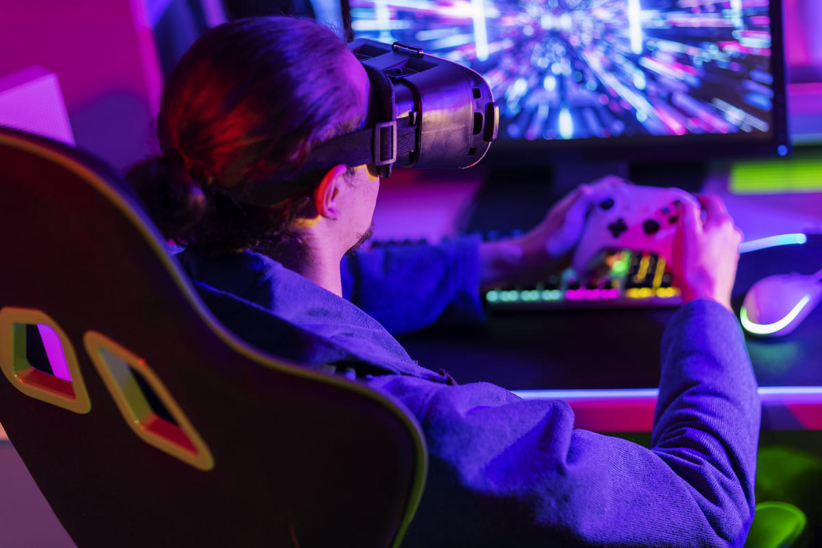 Homem jogando com seus equipamentos adquiridos com o Consórcio Gamer.