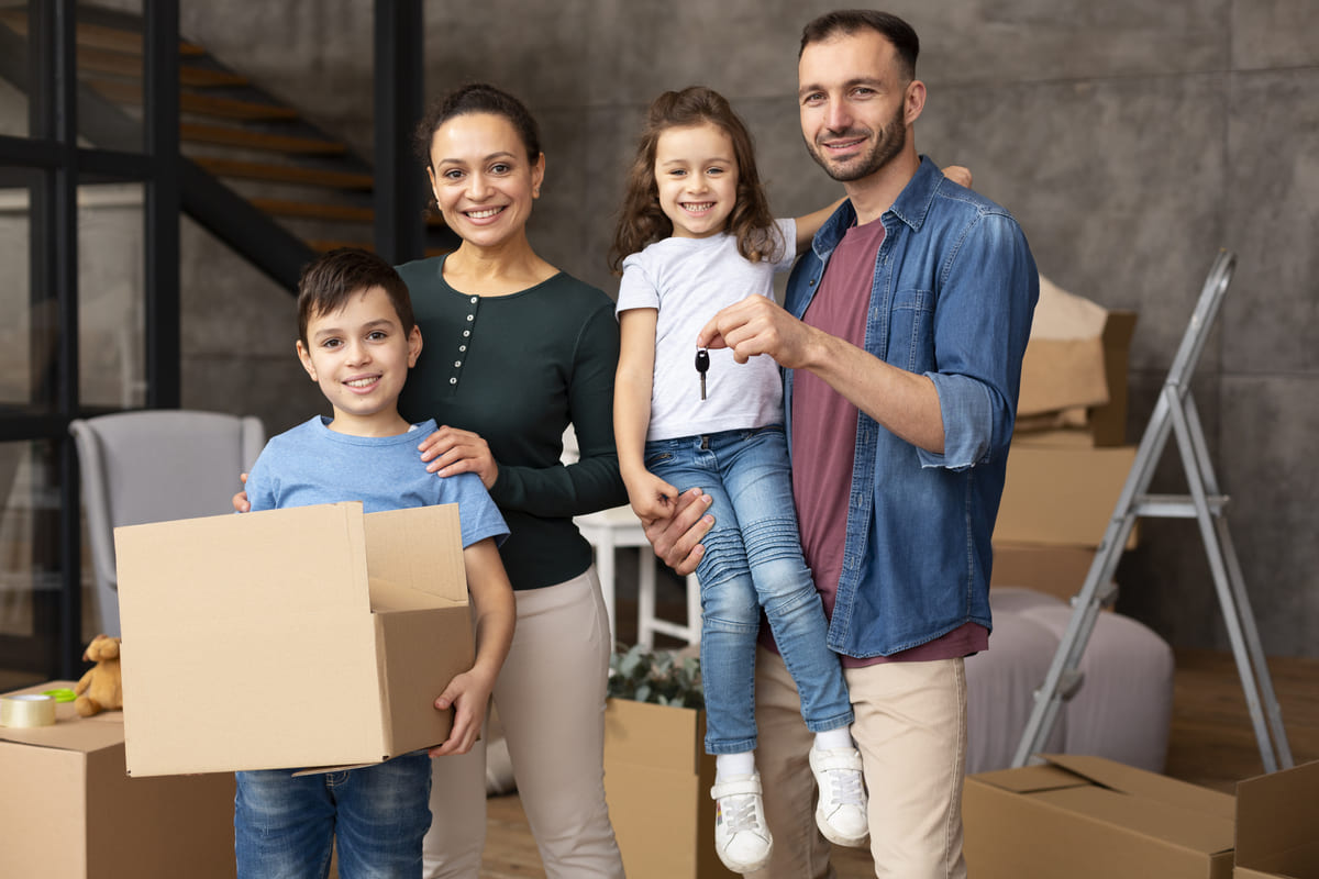 Família recebendo chaves e se mudando para o novo imóvel após serem contemplados no consórcio de apartamento.