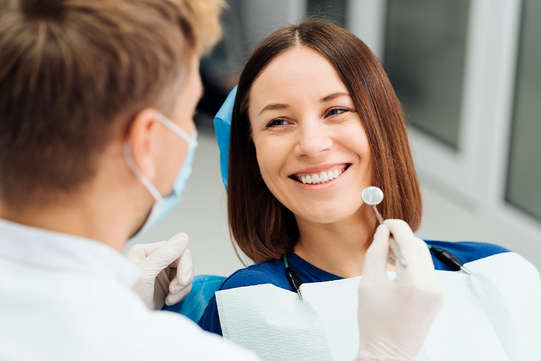 Prótese dentária: entenda o que é e como fazer de forma acessível