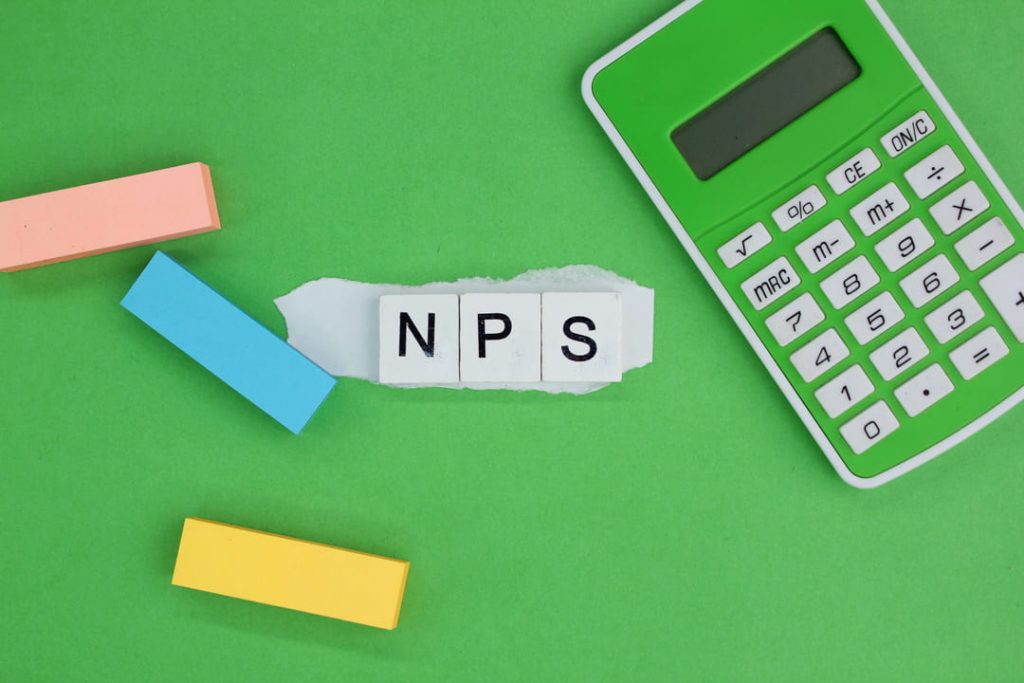 NPS Awards: um fundo verde com uma calculadora verde com branco. 