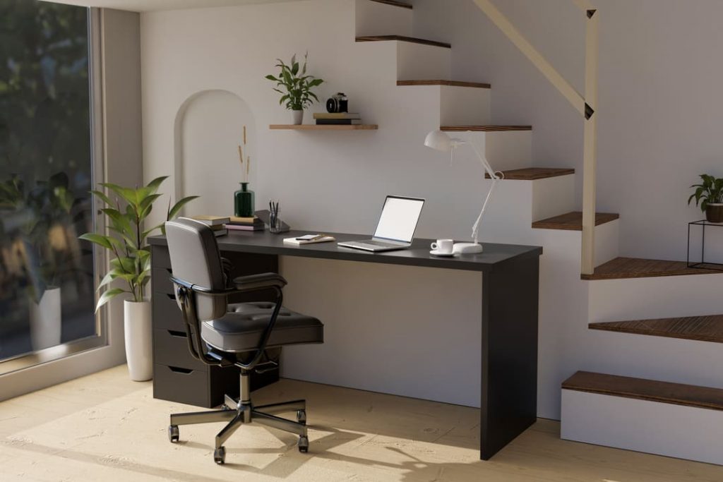 espaço home office: uma mesa de escritório no canto da parede com alguns vasos de plantas do lado. 