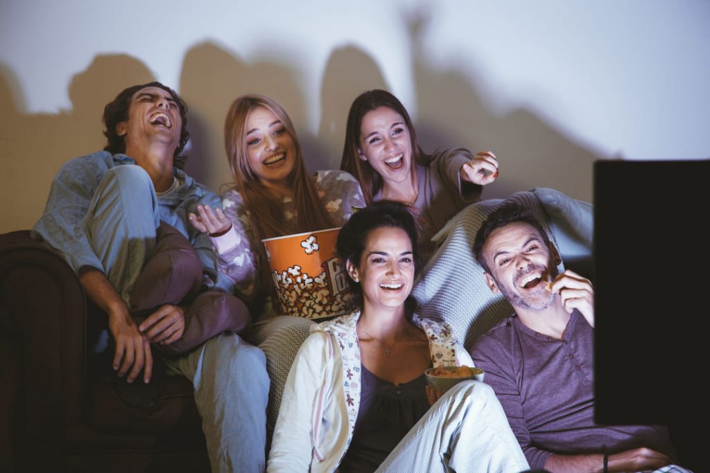 indicados ao oscar 2024: uma família assistindo filme por meio da TV.