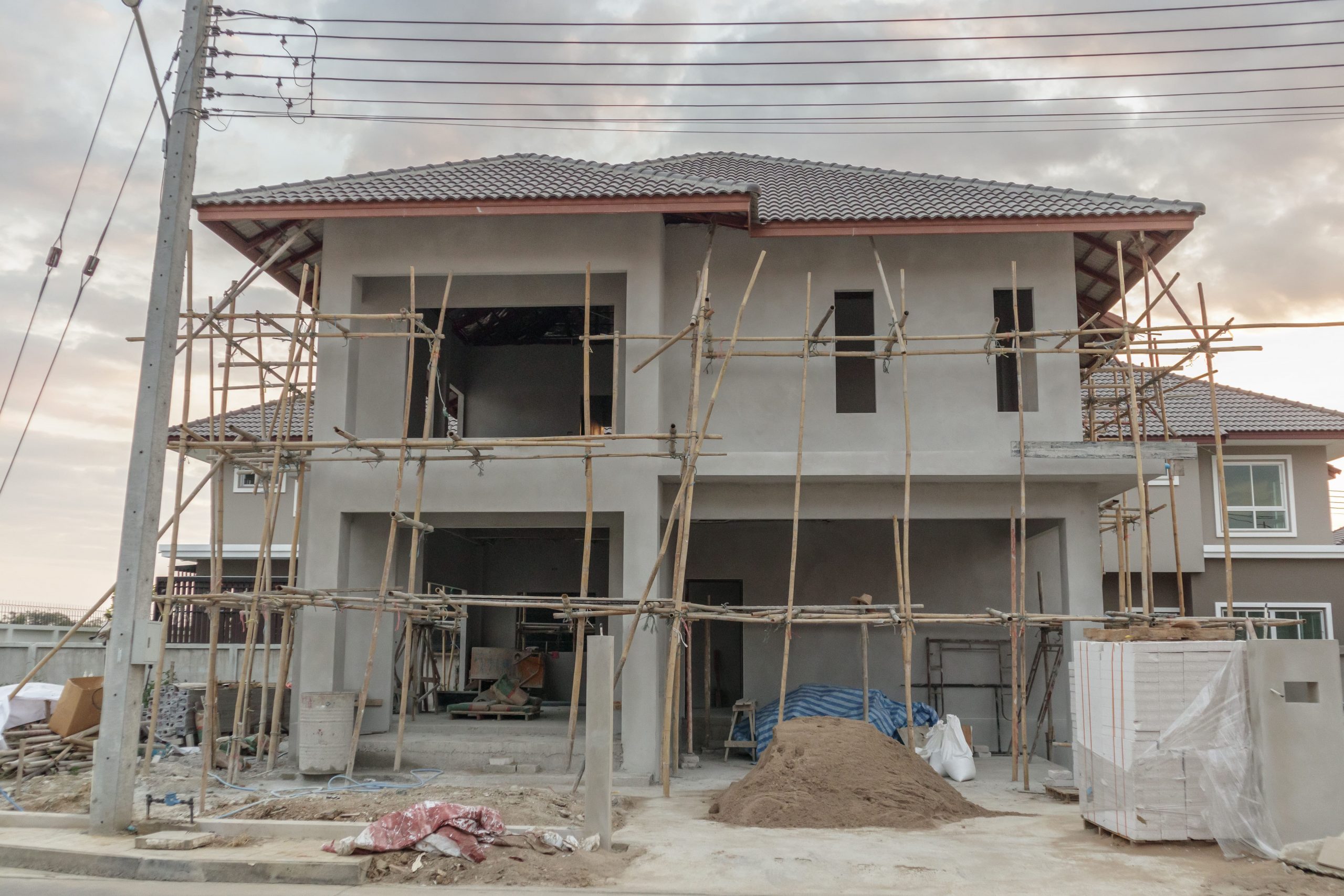 consórcio para construção de imóvel: uma casa sendo em construção com a parte de fora já com cimento. 