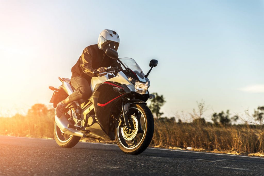 motos flex: uma pessoa pilotando uma moto vermelha com branco. 