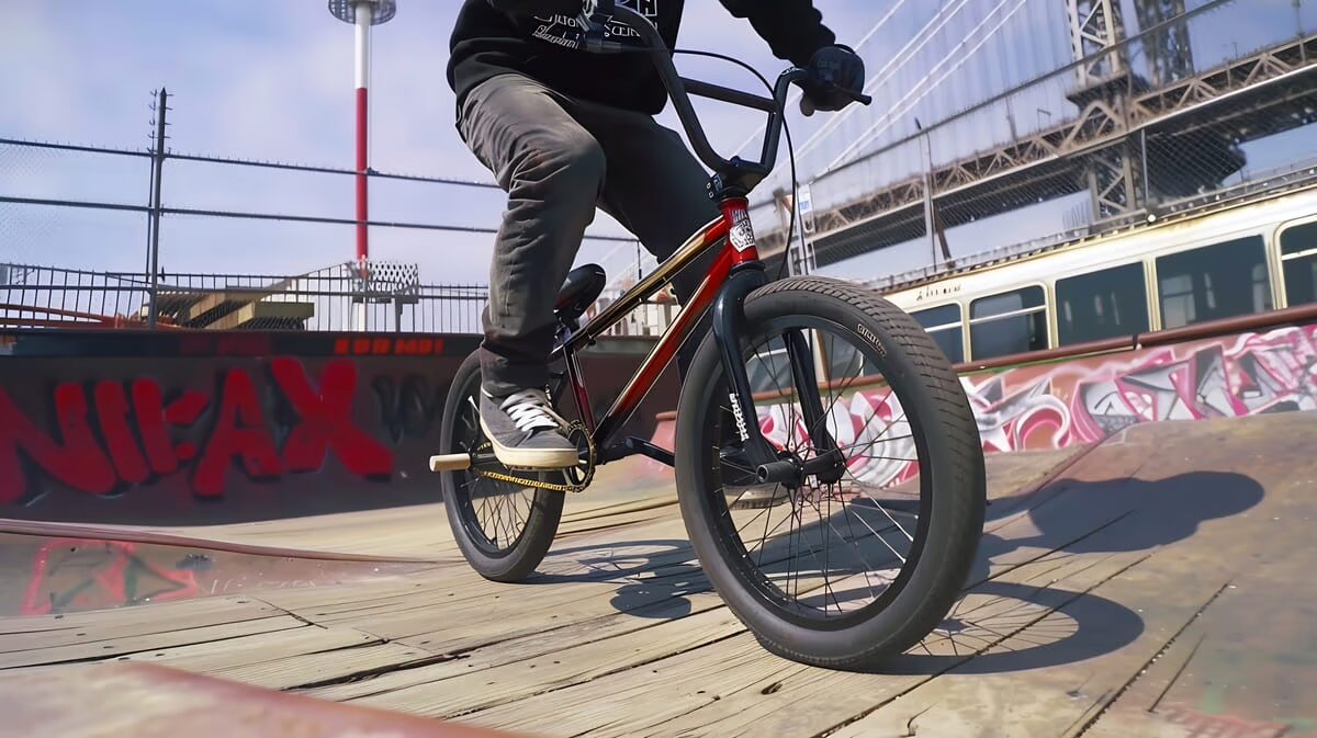 Homem fazendo andando de BMX em parque próprio para a prática de bicicross.
