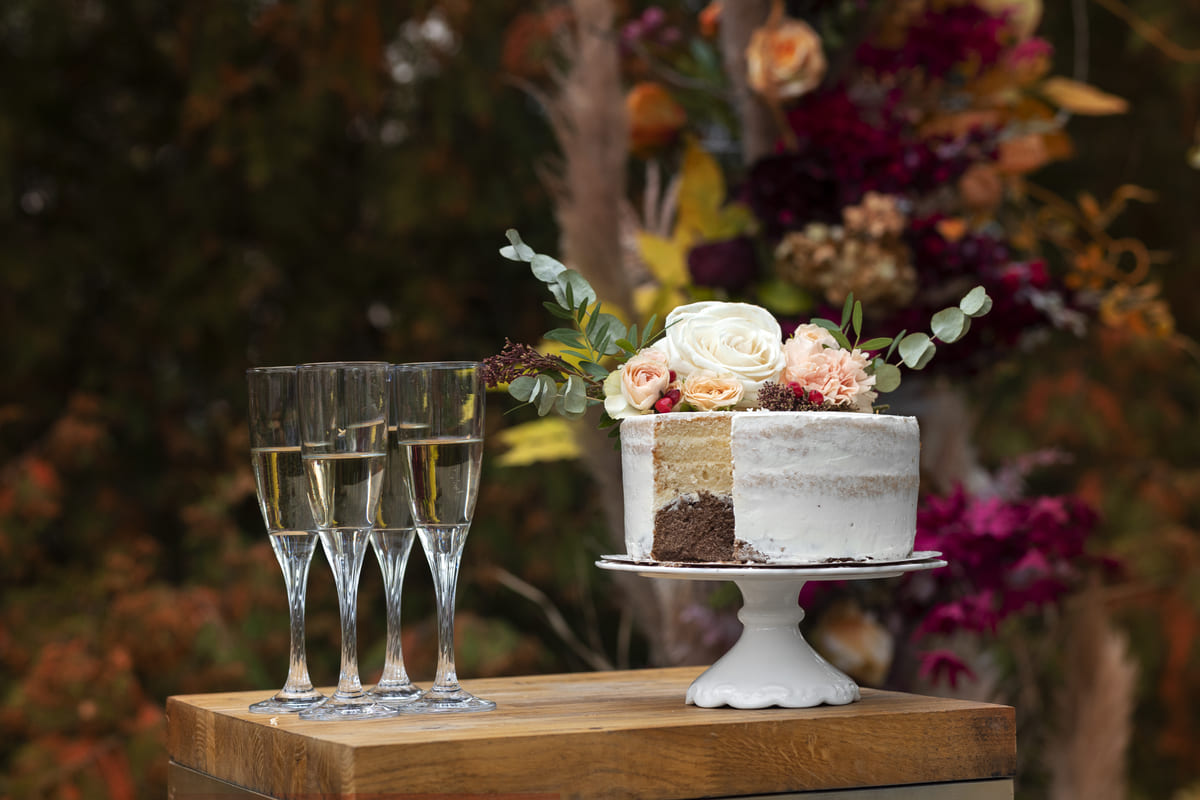 Taças e bolo de festa adquiridos na organização de um casamento simples e barato.