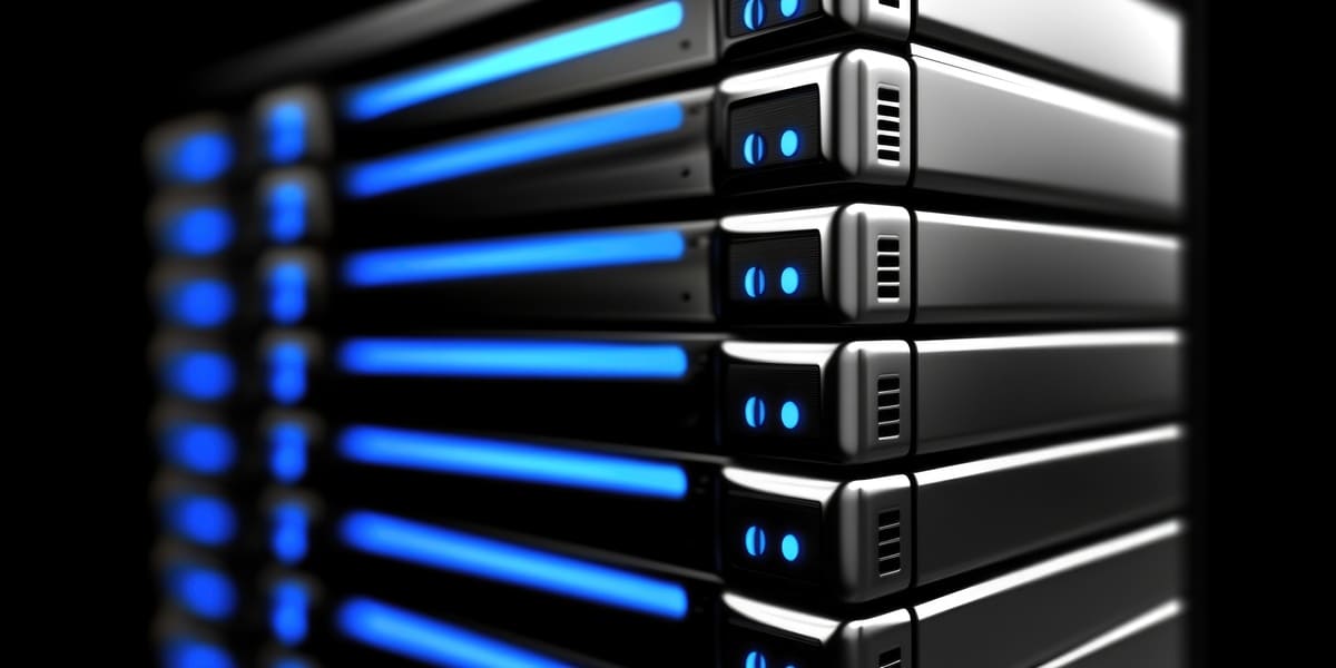 Equipamento empilhado com acabamento metálico escuro e faixas luminosas azuis intensas, representando a tecnologia e a modernidade de um servidor NAS.