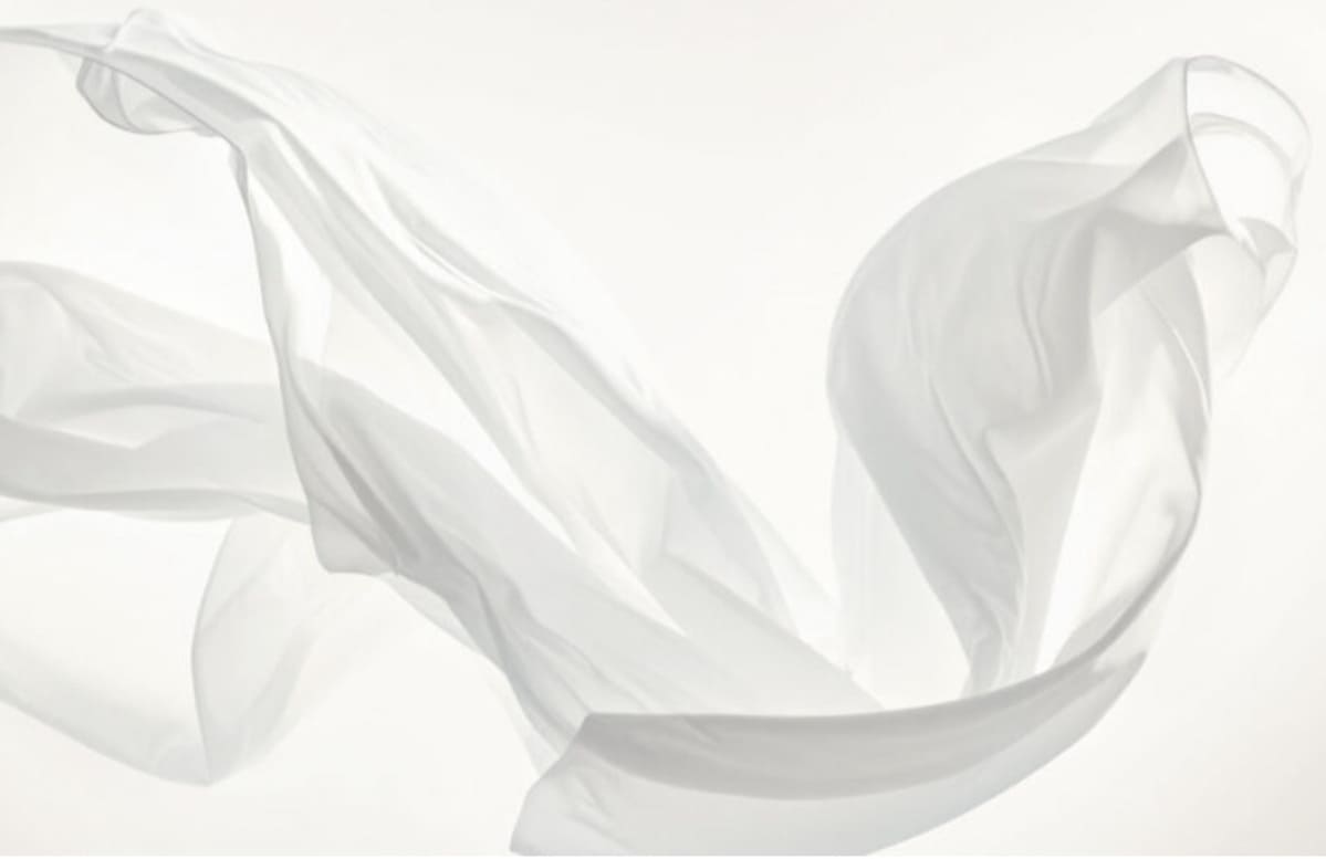 Tecido leve e esvoaçante em tom off-white, ilustrando a tonalidade cloud dancer cor de 2026.