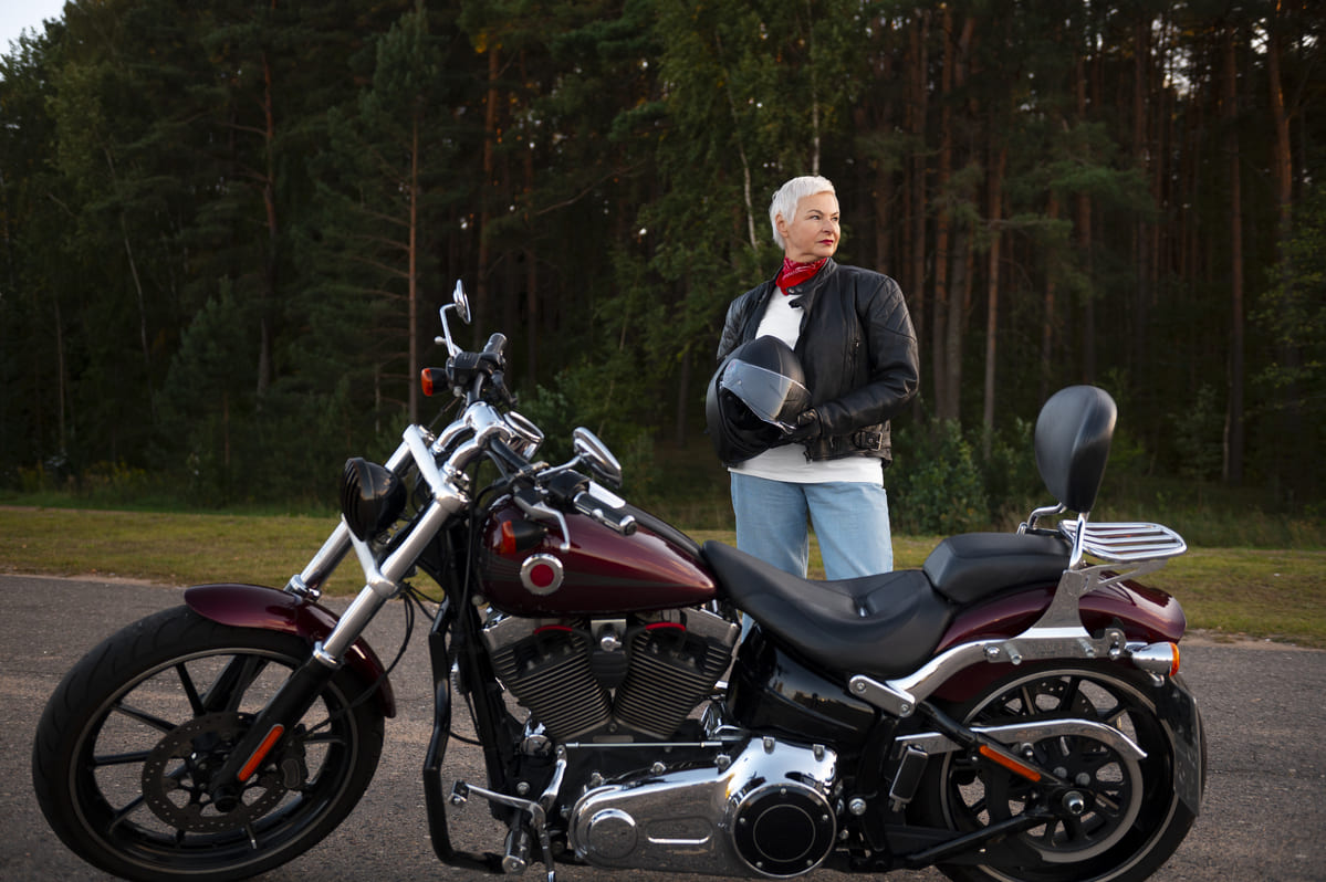Mulher ao lado de motocicleta estilo cruiser, um modelo clássico entre os tipos de moto.