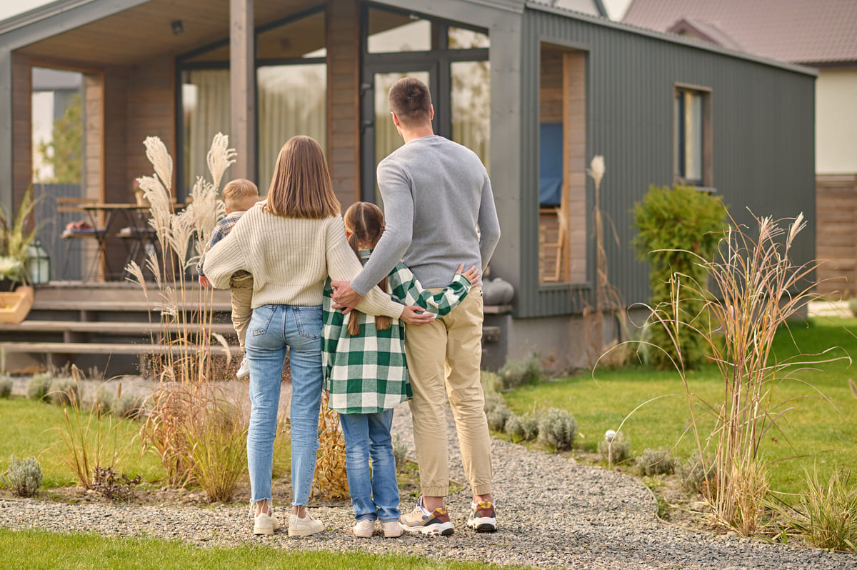 Família observa nova casa ao avaliar consórcio ou financiamento imobiliário.